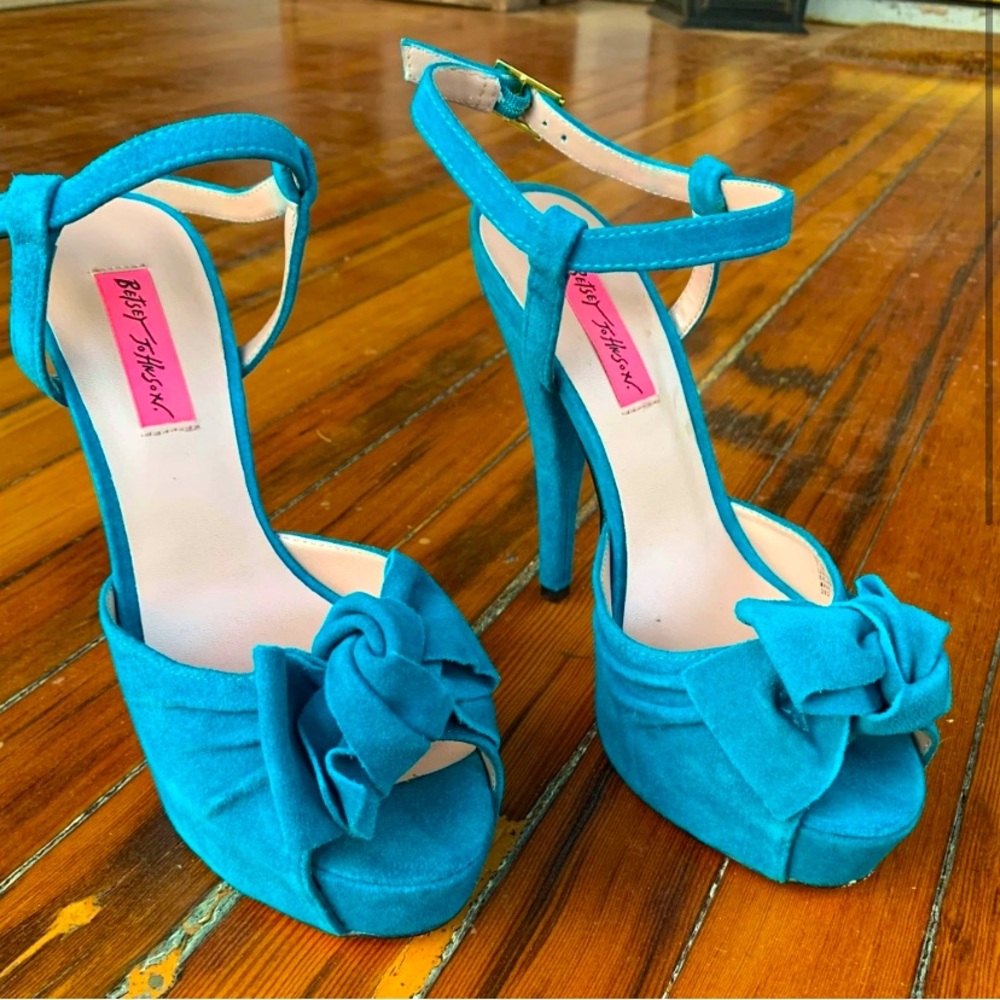 Betsey Johnson Haylie blue / aqua / teal suede pin up heels size 7.5